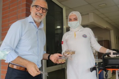 İzmit Belediyesi’nden sağlık çalışanları ve polislere aşure ikramı