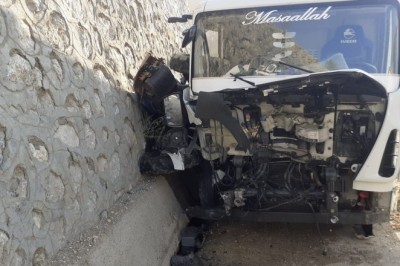 Kamyon ile traktör çarpıştı: 3 yaralı