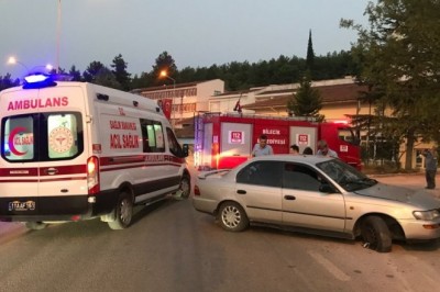 Kontrolden çıkan otomobil önce kaldırıma sonra ağaca çarparak durabildi