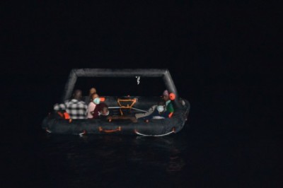 Kuşadası açıklarında 22 düzensiz göçmen kurtarıldı