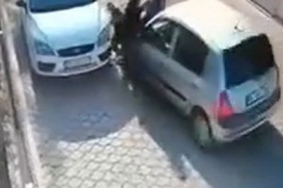 Otomobilin çarptığı yayalar araçların arasında sıkışıp kaldı