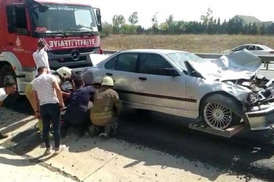Tem Otoyolunda zincirleme kaza: 5 araç karıştı, 2 yaralı