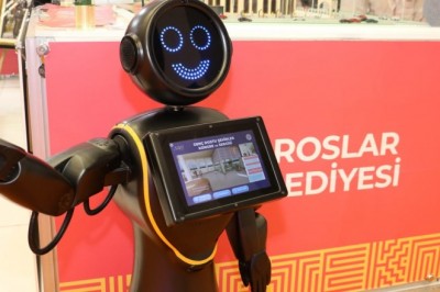 Toroslar Belediyesinin ‘Mini Ada Robot’u serginin maskotu oldu