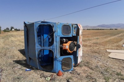 Otomobil patpata arkadan çarptı, 3 kişi yaralandı