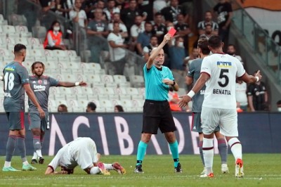 Salih Uçan kariyerindeki ilk kırmızı kartı gördü