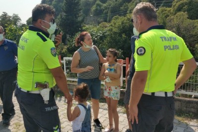 Samsun'da kazada korkan çocukları trafik polisleri teselli etti