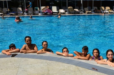 Yangınzede çocuklar otelde gün boyu eğlendi