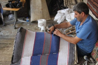 Elazığ’ın son semer ve palan ustası teknolojiye direniyor