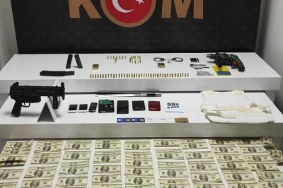 Kaçakçılık operasyonunda sahte dövizler ve balistik yelek hayrete düşürdü