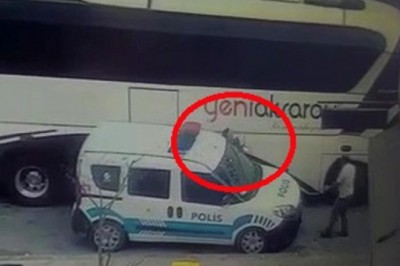 Polis memuru otobüs ile ekip otosu arasında sıkıştı