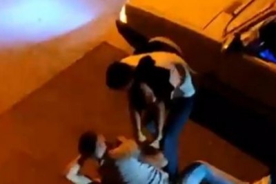 Taciz şüphelisini yere yatırıp tekme tokat dövdüler