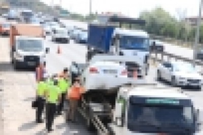 TEM'de otomobil yolcu otobüsüne arkadan çarptı