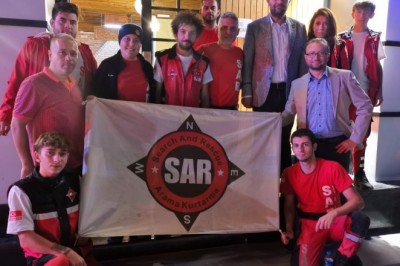 Yangından çıkıp afet bölgesinin yardımına koştular