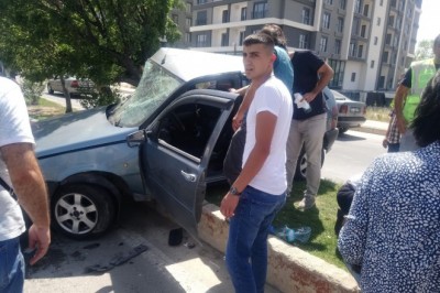 Ağaçlara çarparak hurdaya dönen otomobilde iki kişi yaralandı