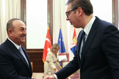 Çavuşoğlu, Sırbistan Devlet Başkanı Vuçiç’e imzalı Anadolu Efes forması hediye etti