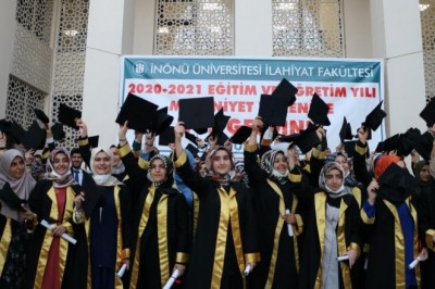 İlahiyat Fakültesi’nde mezuniyet coşkusu