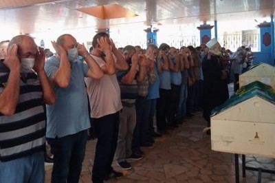 Köy dönüşü ölüme yakalanan çift gözyaşlarıyla uğurlandı