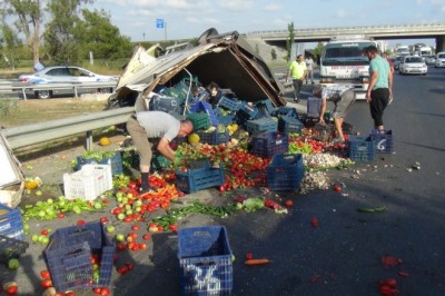 Meyve sebze yüklü kamyonet devrildi, karayolu manav tezgahına döndü