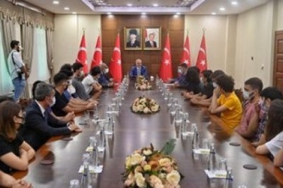 Vali Karaloğlu, YSK’de ilk bine giren öğrencileri ağırladı