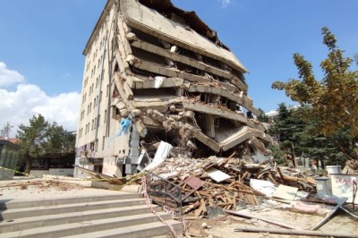 Afyonkarahisar’da kontrolsüz yıkım korku dolu anlar yaşattı