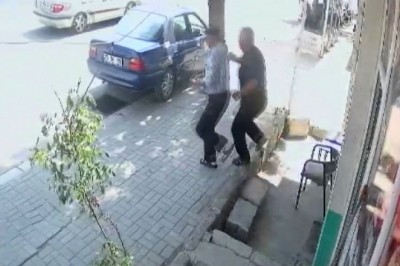 Deprem anında dükkanın önünde oturan vatandaşların kaçma anı kamerada